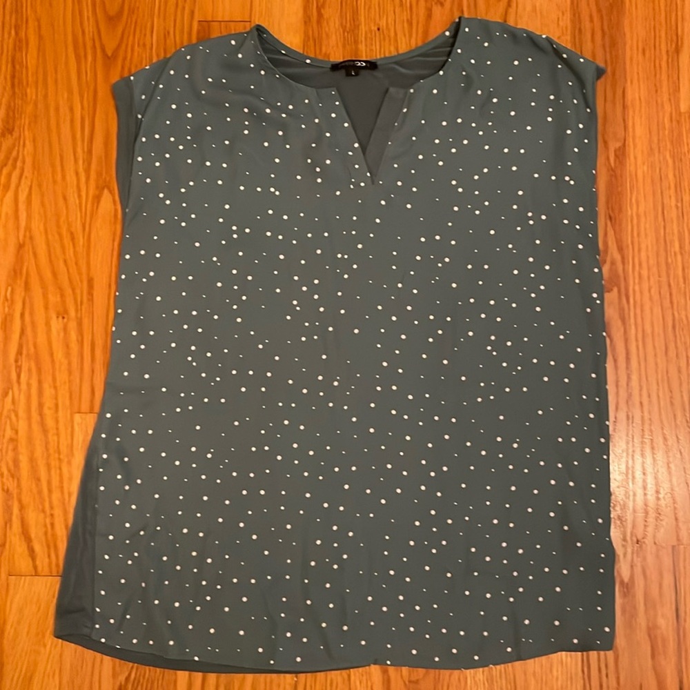 Cap sleeve V-neck dotted blouse size large